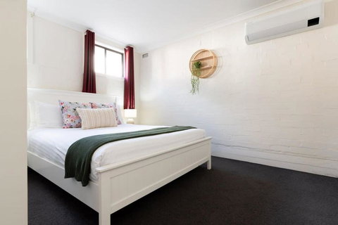 Riverside Gem With Parking And WiFi - Schoolies Week Accommodation 2