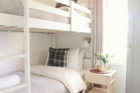 Rustic Chic 200 Metres From CBD - Schoolies Week Accommodation 1