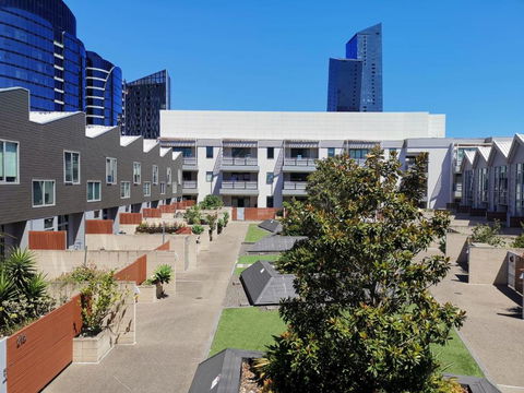 Room With King-size Bed Close To Melbourne CBD & Southern Cross Station - Schoolies Week Accommodation 3