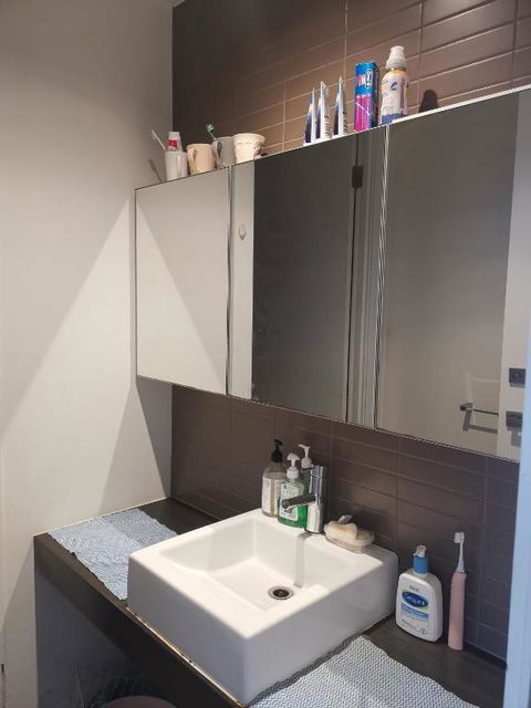 Room With King-size Bed Close To Melbourne CBD & Southern Cross Station - Schoolies Week Accommodation 2