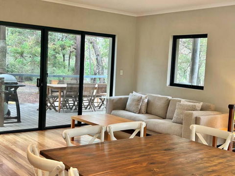 Rosella - Bushland Hideaway - Schoolies Week Accommodation 0