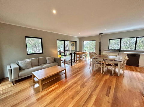Rosella - Bushland Hideaway - Schoolies Week Accommodation 1