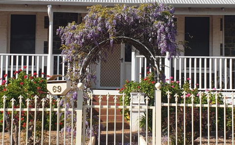 Roseneath Cottage - Schoolies Week Accommodation 0