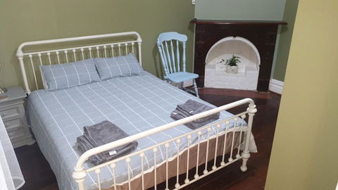 Roseneath Cottage - Schoolies Week Accommodation 1