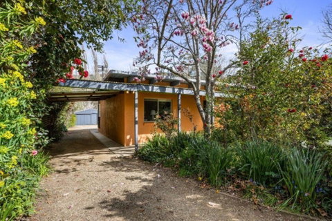 Roses On The River - An Absolute River Frontage Cottage - Schoolies Week Accommodation 1