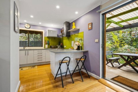 Roses On The River - An Absolute River Frontage Cottage - Schoolies Week Accommodation 3