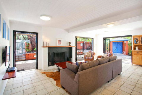 Ross Cres Spacious Private Beach House - Schoolies Week Accommodation 1