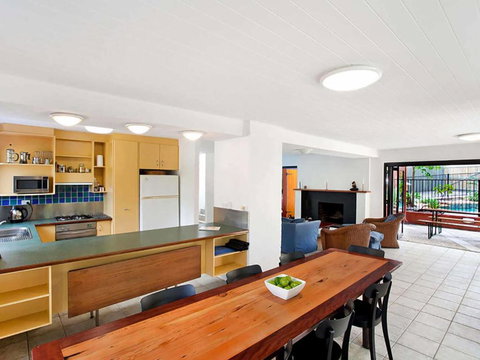 Ross Cres Spacious Private Beach House - Schoolies Week Accommodation 3