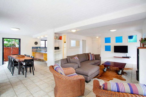 Ross Cres Spacious Private Beach House - Schoolies Week Accommodation 2