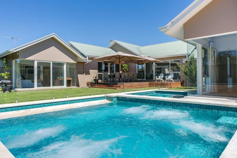 Royadie Resort - Pool Spa Tennis 500m To Beach - Schoolies Week Accommodation 0
