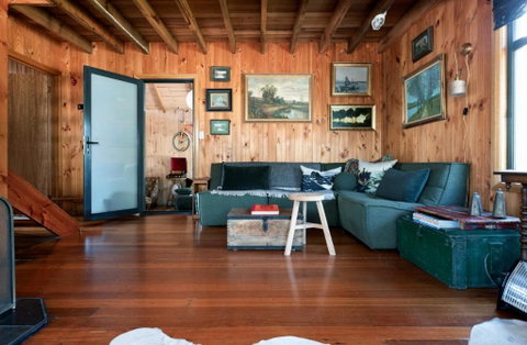 Rustic Barn By The Bay - Schoolies Week Accommodation 1