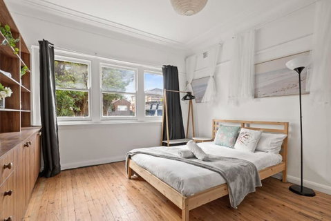 Rustic Double Room - Waterfront - Nearby Shops - Shared Bathroom - Schoolies Week Accommodation 0