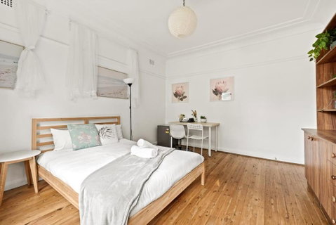 Rustic Double Room - Waterfront - Nearby Shops - Shared Bathroom - Schoolies Week Accommodation 1