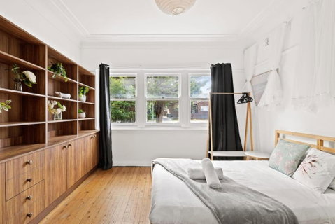 Rustic Double Room - Waterfront - Nearby Shops - Shared Bathroom - Schoolies Week Accommodation 2