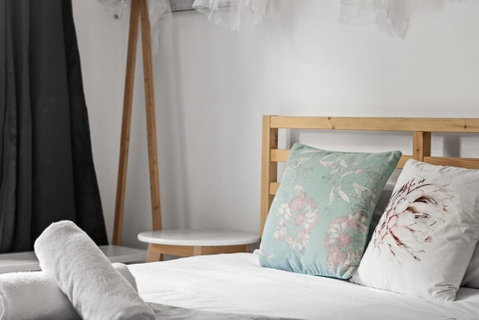 Rustic Double Room - Waterfront - Nearby Shops - Shared Bathroom - Schoolies Week Accommodation 3