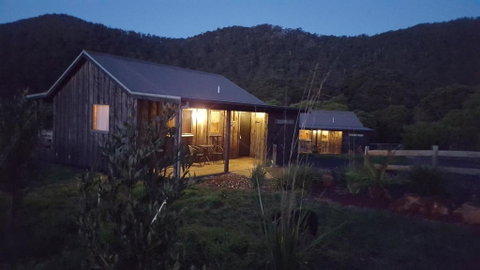Rustic Hut Bush Retreat - Schoolies Week Accommodation 1