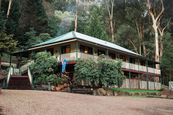 Rustic Refuge Guesthouse with Schoolies Week Accommodation
