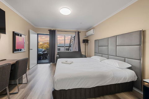 S1 Motel - Schoolies Week Accommodation 0