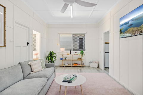 Sage Cottage! CBD Perfection! - Schoolies Week Accommodation 0
