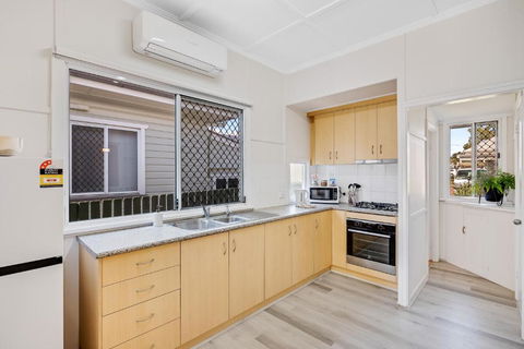 Sage Cottage! CBD Perfection! - Schoolies Week Accommodation 1