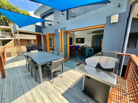 Sails To Sea - 4 Bedroom Pet Friendly Private Pool - Schoolies Week Accommodation 1