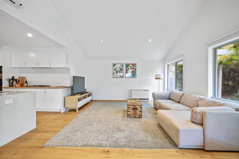 Salt Air Hideaway With Lush Backyard - Schoolies Week Accommodation 3