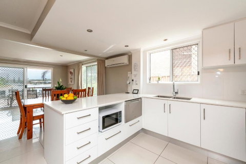 Saltwater Villas - Pet Friendly Accommodation - Schoolies Week Accommodation 3