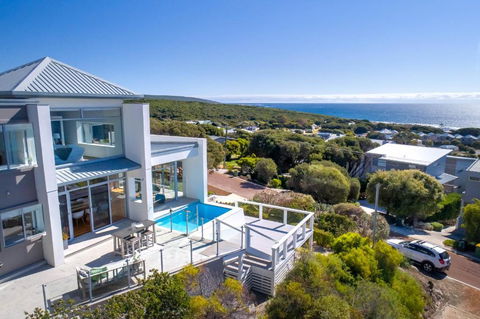Salty Kiss I Private Properties - Schoolies Week Accommodation 0