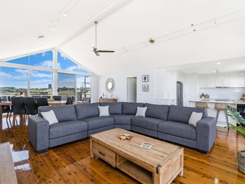 Saltys - Schoolies Week Accommodation 2