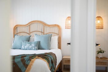 Sanbis Cabin - Hidden Boutique Retreat, Sea Views with Schoolies Week Accommodation