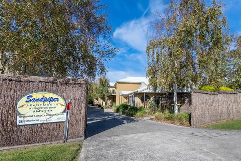 Sandpiper 5 - Close To Town And Beach - Schoolies Week Accommodation 1