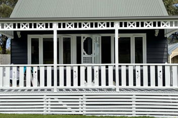 Sandpiper - Charming Beach Villa with Schoolies Week Accommodation