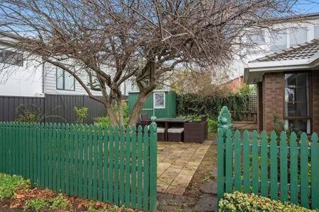 Sandy Bay Cozy Cottage Close To CBD - Schoolies Week Accommodation 3