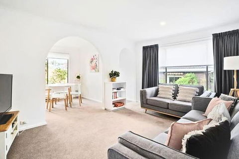 Sandy Bay Cozy Cottage Close To CBD - Schoolies Week Accommodation 0