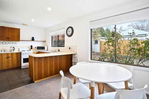 Sandy Bay Cozy Cottage Close To CBD - Schoolies Week Accommodation 1