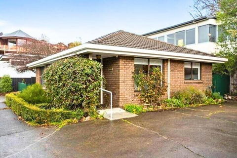 Sandy Bay Cozy Cottage Close To CBD - Schoolies Week Accommodation 2
