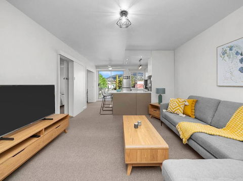 Sandy Bay Apartment With Hobart River View, Near UTAS - Stroll To Cafes And Shops - Schoolies Week Accommodation 2