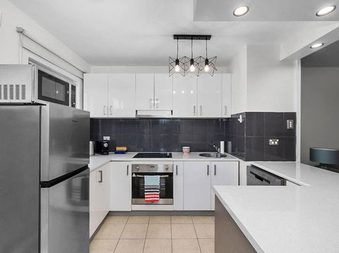 Sandy Bay Apartment With Hobart River View, Near UTAS - Stroll To Cafes And Shops - Schoolies Week Accommodation 3