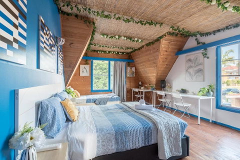 Stylish Triple Room - Waterfront - Mins To Station - Shared Bathroom - Schoolies Week Accommodation 0
