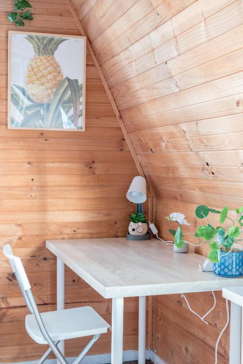 Stylish Triple Room - Waterfront - Mins To Station - Shared Bathroom - Schoolies Week Accommodation 2