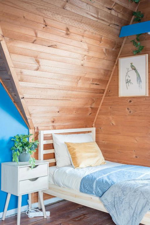 Stylish Triple Room - Waterfront - Mins To Station - Shared Bathroom - Schoolies Week Accommodation 3