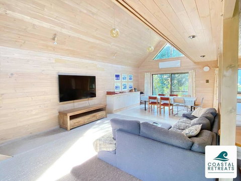 Surfs Up On Surf Parade - Schoolies Week Accommodation 0