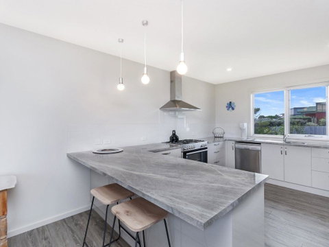 Bees Dacha - Schoolies Week Accommodation 1