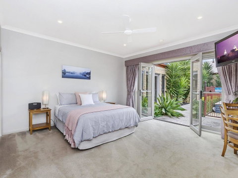 BEL MIREN - SARAH LOUISA - Schoolies Week Accommodation 1