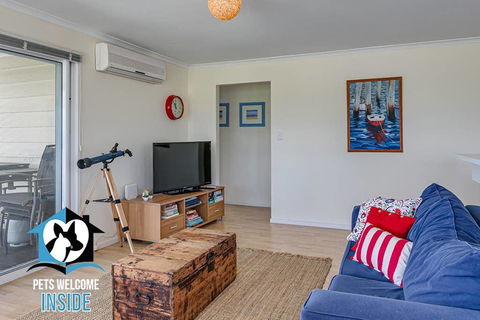 Big Stylish House With River Views, Games Room & WiFI - Schoolies Week Accommodation 2