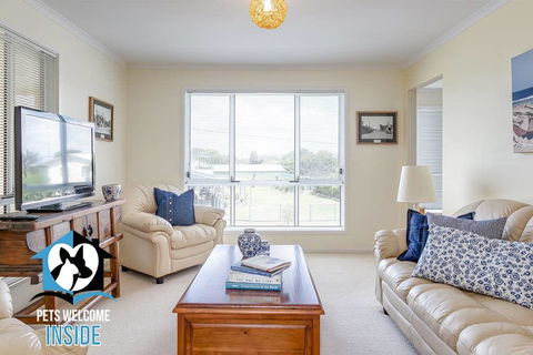 Big Stylish House With River Views, Games Room & WiFI - Schoolies Week Accommodation 3