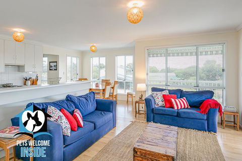 Big Stylish House With River Views, Games Room & WiFI - Schoolies Week Accommodation 1