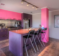 Birdland - Bold unique and modern - Schoolies Week Accommodation