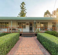 Birds 'n' Bloom Cottages - Schoolies Week Accommodation