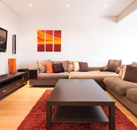 Bold modern 1 bed 10 mins from the city - Schoolies Week Accommodation